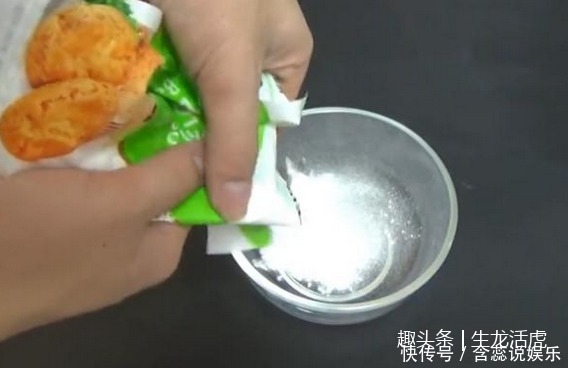 洗衣服不要只放洗衣液,里面扔两个它,多脏的衣服都能干净如新