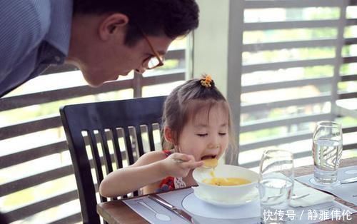 孩子|刚满岁的宝宝只喝奶奶熬的粥,妈妈感觉有蹊跷,尝了一口勃然大怒