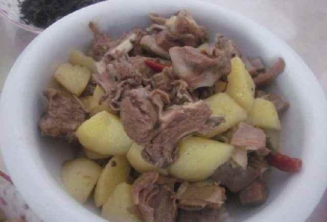 炖羊肉如果加了“它”,等于白炖,很多人不懂,难怪汤难喝肉难吃