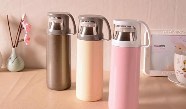 央视|这种保温杯已遭央视曝光,倒入热水变毒水,不少家长仍在购买