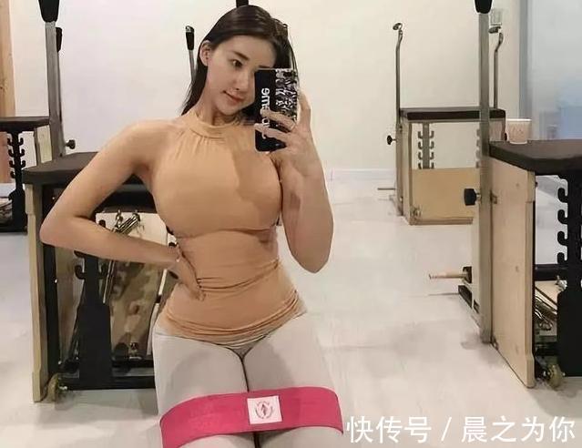 羡慕|20岁车模小姐姐，“葫芦型”身材惹人羡慕，这项运动或是关键