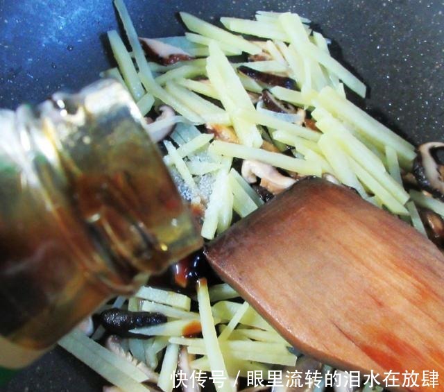 香菇炒土豆丝,家常快手小炒!