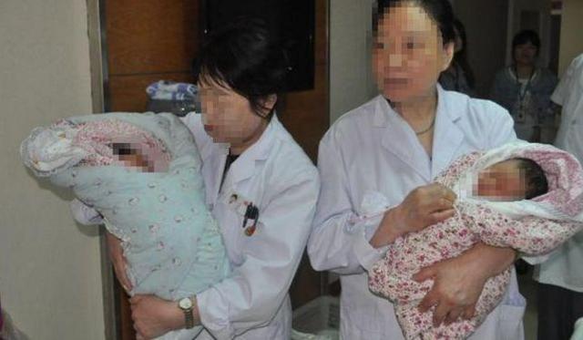 龙凤胎|宝妈顺利生下龙凤胎,医生抱孩子出来报喜,奶爸却打了孩子一耳光