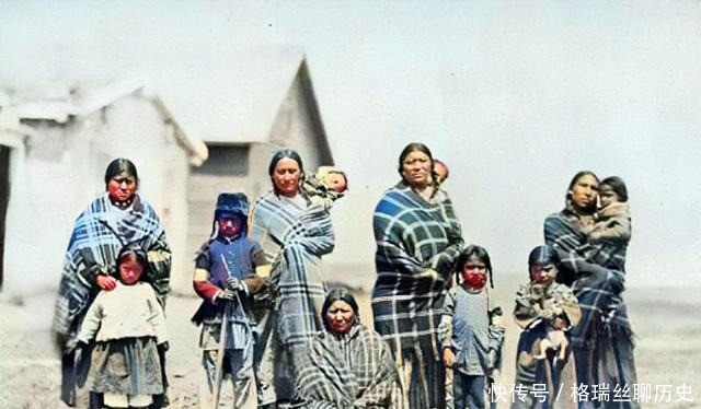 图为|百年前的印第安人老照片,被美国杀戮殆尽,很多村庄一夜变为鬼城