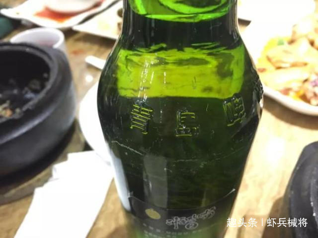 喝啤酒|中国游客在朝鲜喝啤酒，看到啤酒瓶上的文字，觉得不可思议