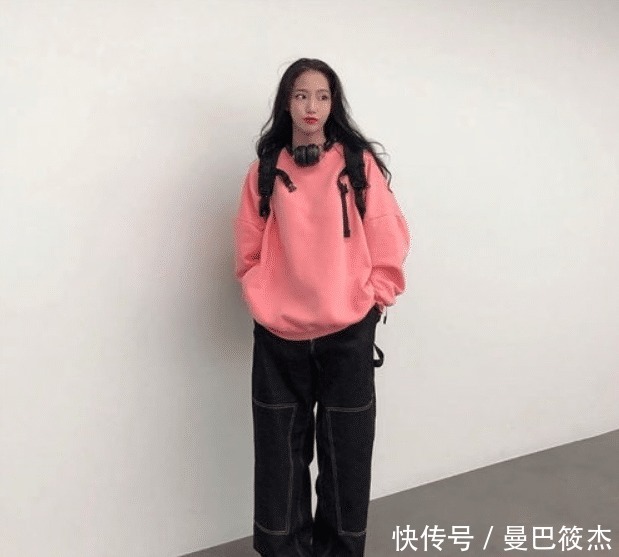 2021最流行这样穿,卫衣+阔腿裤,搭什么鞋子都好看