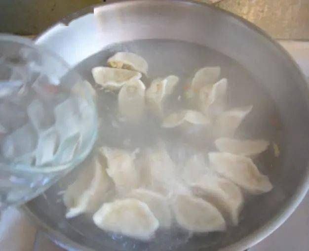 饺子包好别直接放冰箱，容易坏还粘皮，学会”这个“小技巧，咋放都不怕！