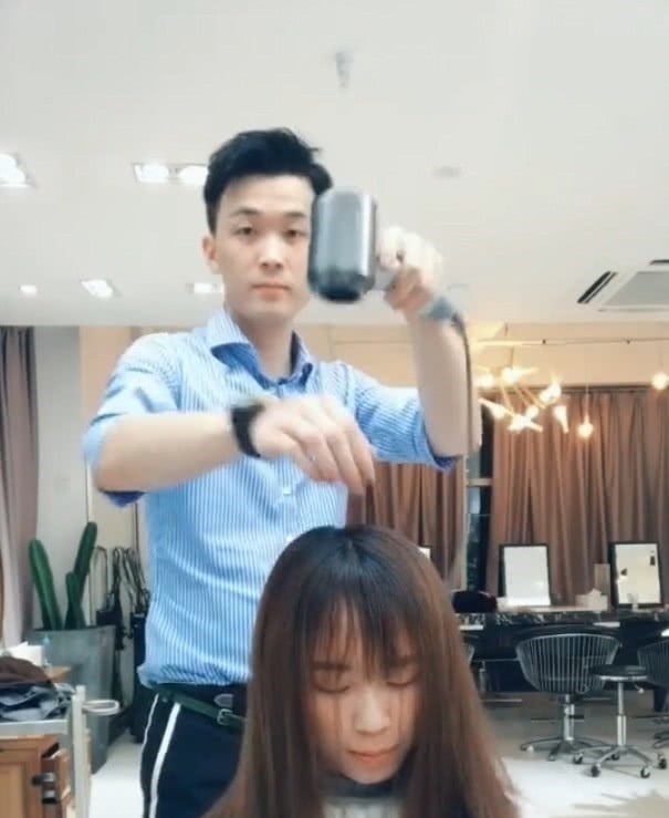 女生|女生理发时“吃鸡”太专注,抬头看到新发型,妈呀镜子里的是谁!