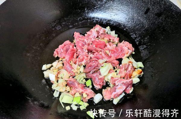 没胃口,教你一道超级下饭的菜,剁椒圆白菜,清爽开胃,能吃两碗