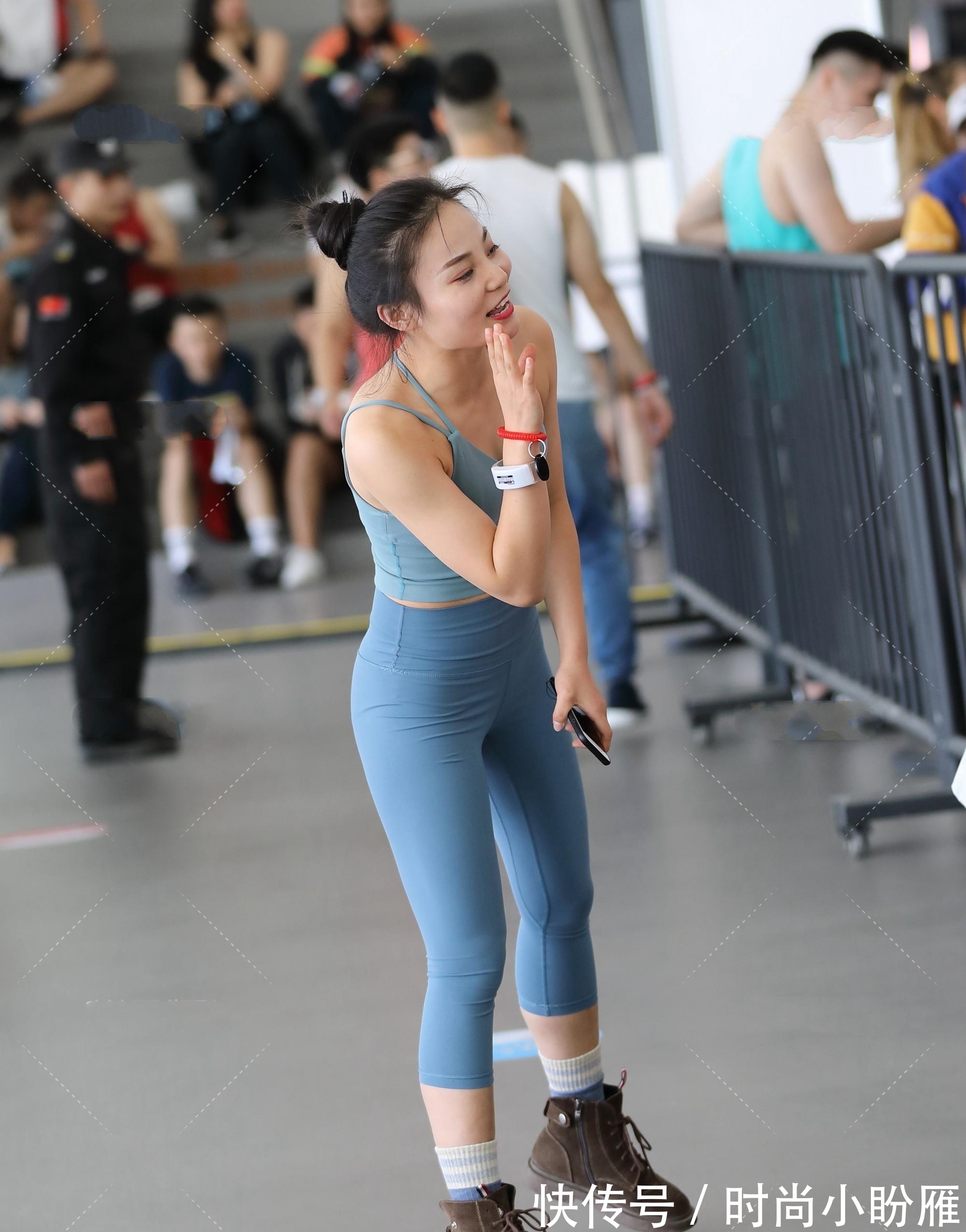 肩带|雾霾蓝顺色运动装穿搭,简约舒适性感时尚