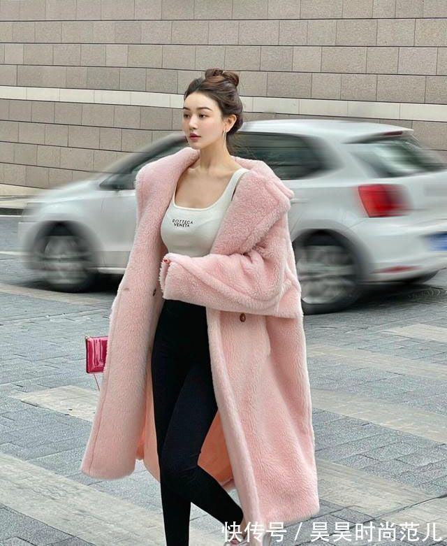 时髦 普通的打底裤已经不流行了,今年冬天用鲨鱼裤打底,时髦又显身材