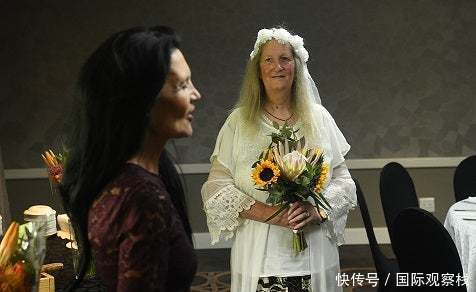 南非|63岁寡妇宣布和自己结婚,穿婚纱戴钻戒度蜜月样样不落下