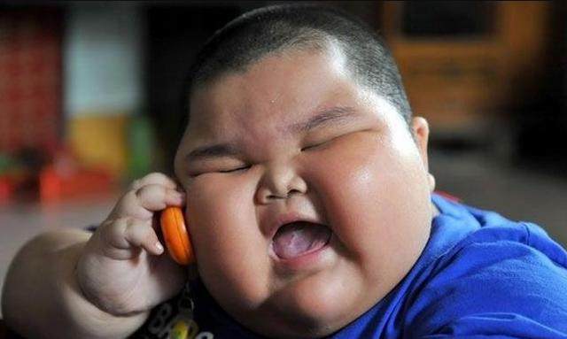 孩童|为何三岁孩童胖成一百五十斤家长说已经成瘾戒不掉!