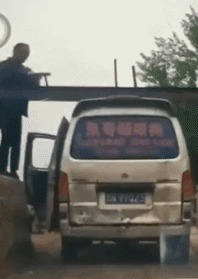 |搞笑GIF趣图:妹子你热我理解,但这个风扇有点小,吹的不够全面