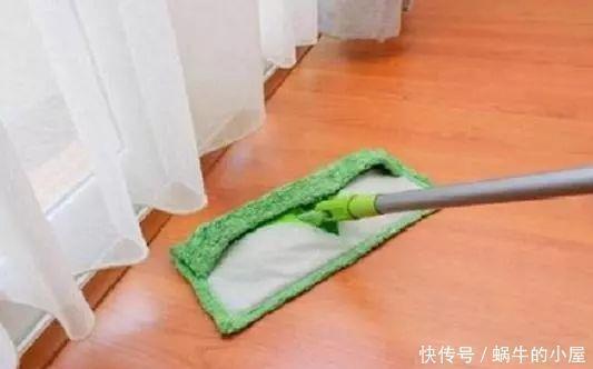 只要开窗家里就积灰?聪明人在水里加点“它”,轻松就把地拖干净
