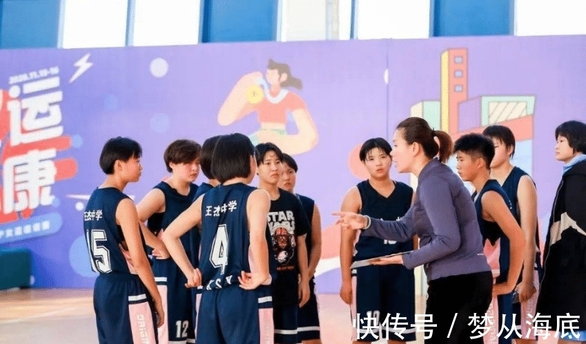 女巨人|2米女巨人嫁1.8米丈夫,上门作客撞门框,未来婆婆:拆了,换大的
