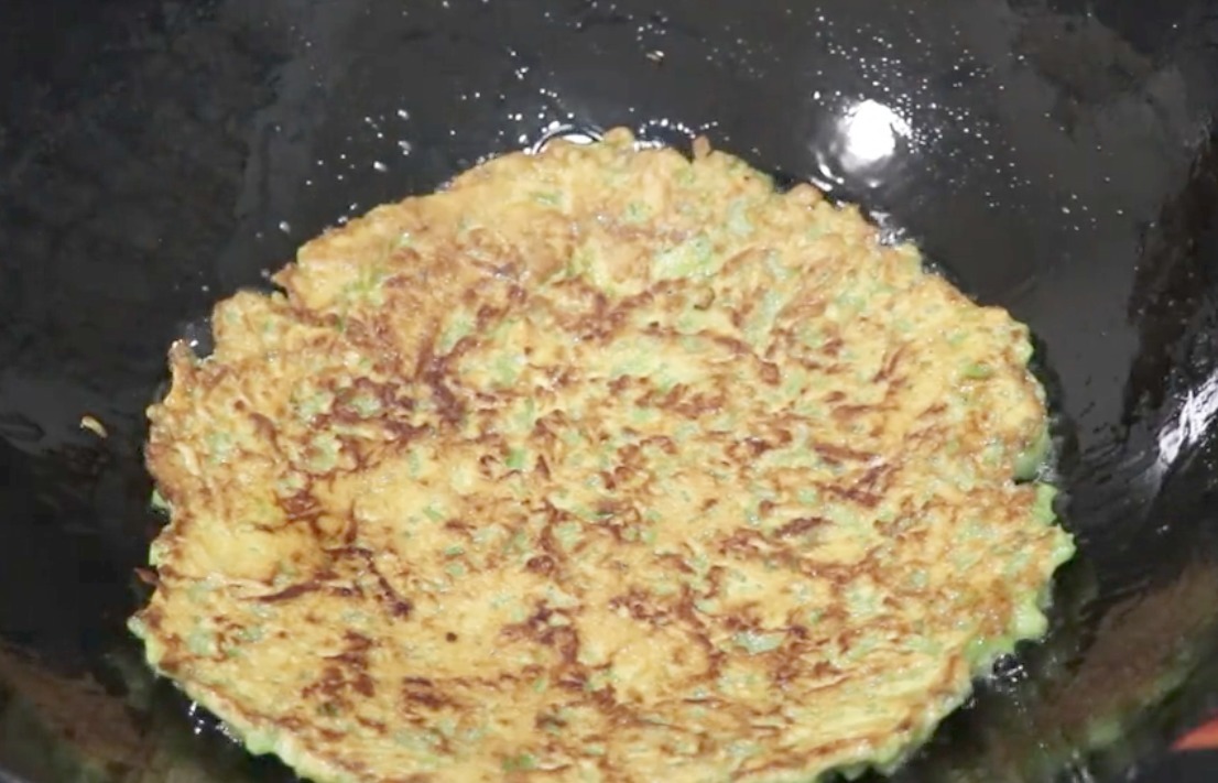 芹菜不要炒着吃了，换个新吃法，外酥里嫩，香气扑鼻，超好吃