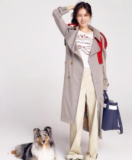 春天风衣里面穿什么才时尚？推荐这3种“内搭”，减龄百搭又耐看