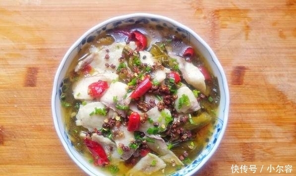 尖辣椒|酸菜鱼极简版做法，去掉鱼皮才不腥，腌15分钟更滑嫩