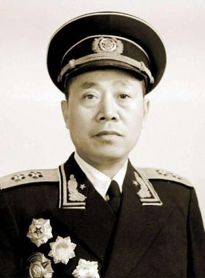  赛车|聂凤智与陶勇“赛车”，一个开进田里，一个撞树，所幸无大碍