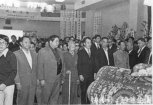 武术|叶问葬礼现场武术界大佬齐聚,李小龙哽咽,祭奠亡师跑步回住所