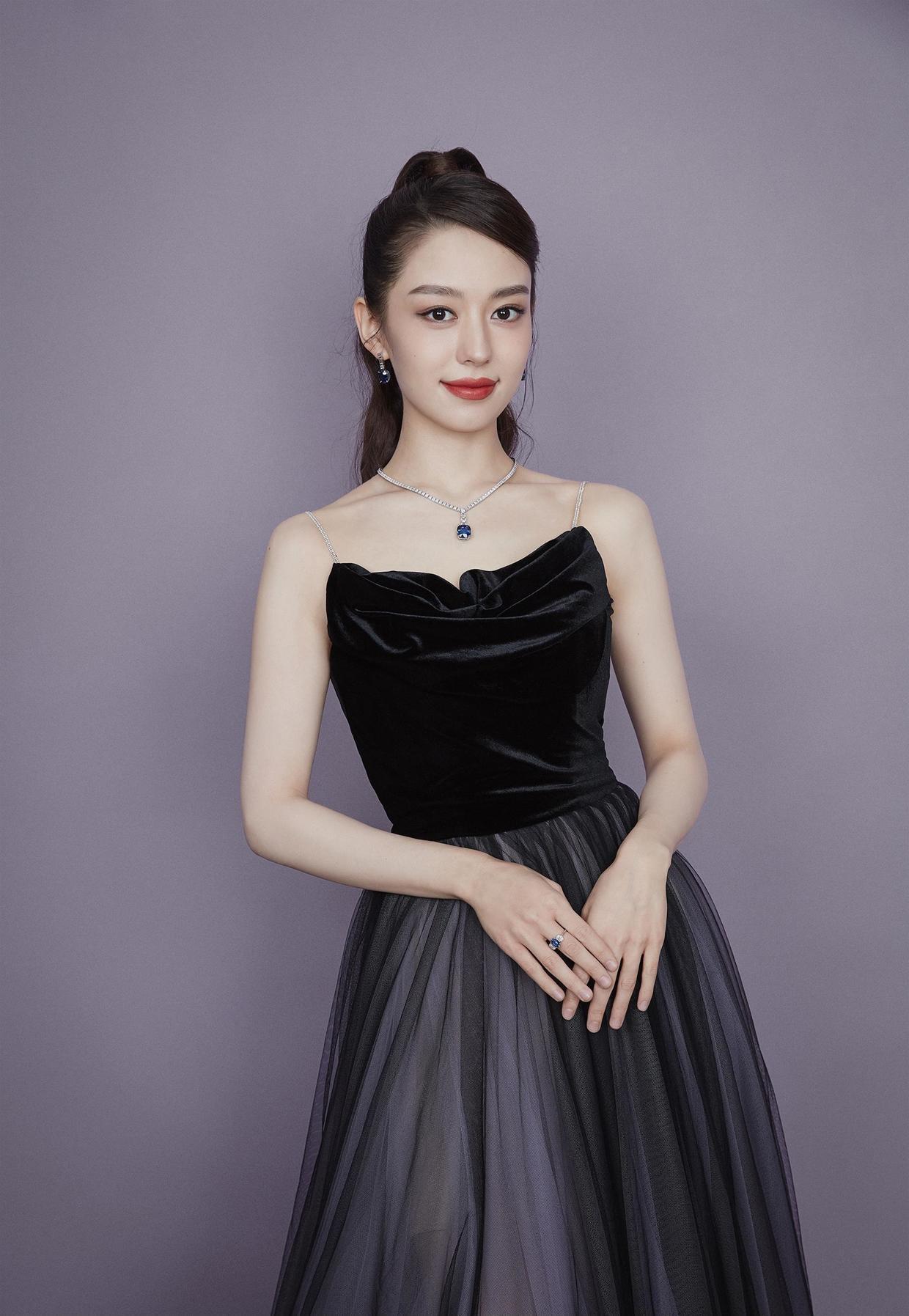 高挑|吉娜又美出新高度,灰色针织衫配修身长裤高挑利落,腰细得像P的