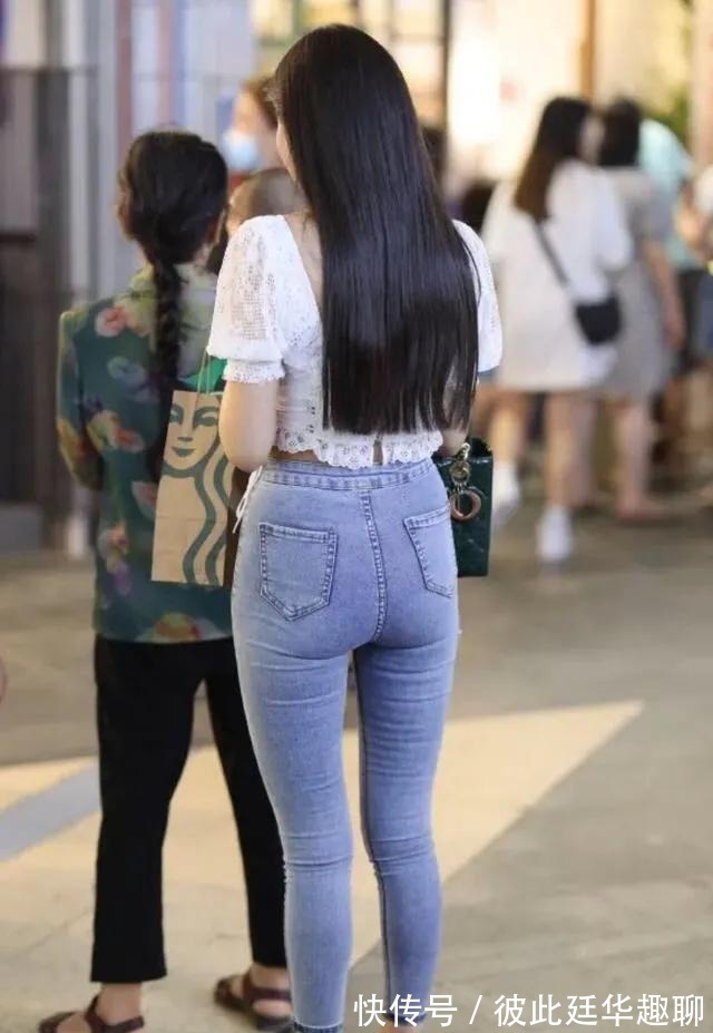 穿搭|牛仔裤穿搭美女披上优雅独特的气氛，呈现出美丽气质