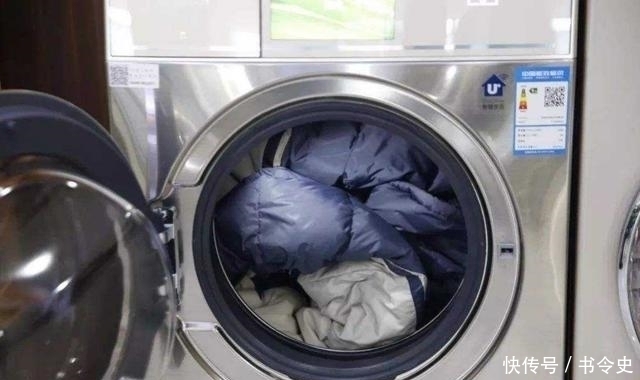 冬天洗羽绒服时,只需在水里加勺“它”,洗完跟新买的一样!