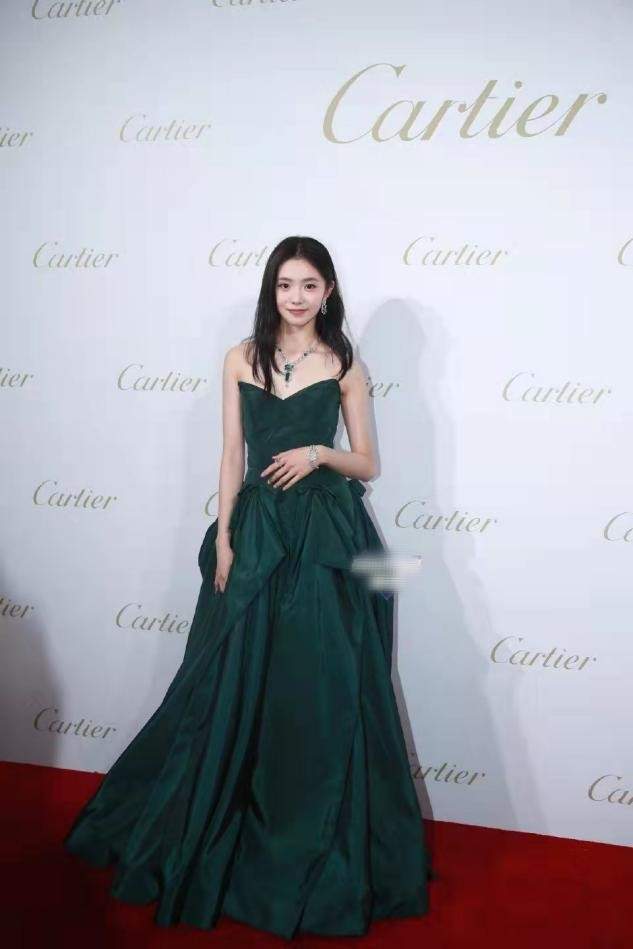 刘浩存|谋女郎刘浩存亮相活动,墨绿长裙穿出寡淡感,清淡妆容太没记忆点