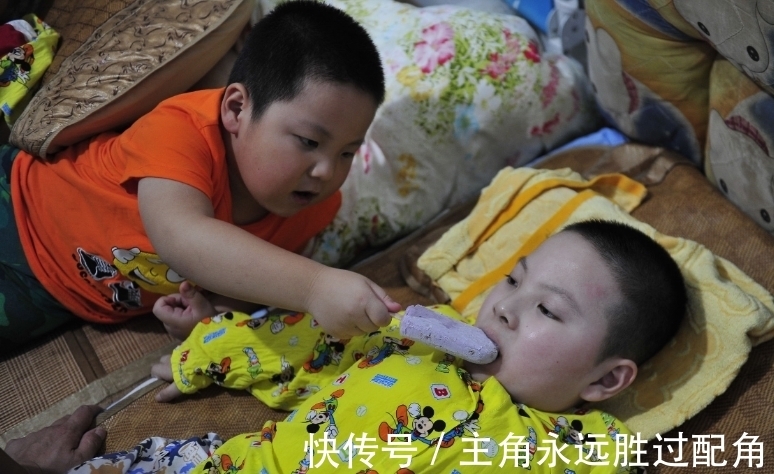 现实版|患难兄弟!身患怪病的兄弟俩骨折近百次,成现实版“瓷娃娃”