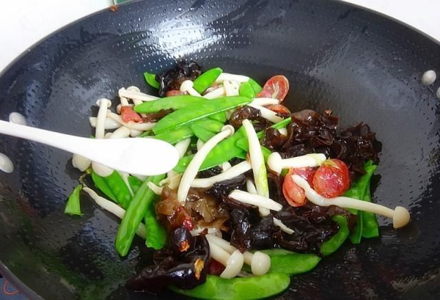 营养|这道小炒,材料普通又便宜,结合起来味道清香鲜美,营养丰富全面