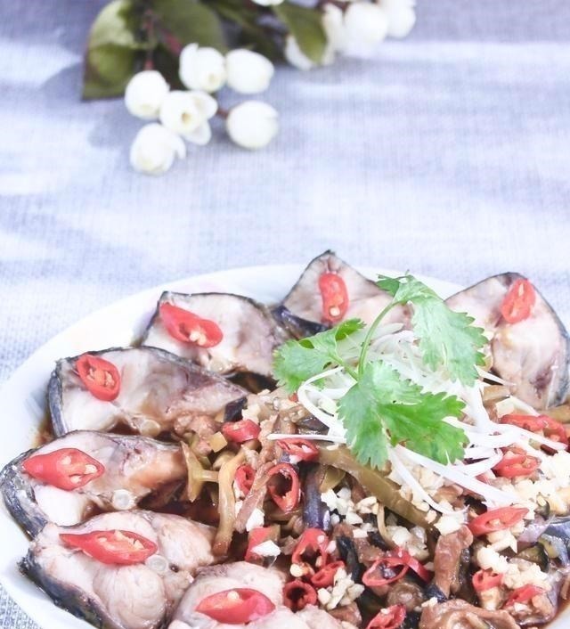 草鱼最过瘾的吃法，比酸菜鱼水煮鱼还好吃，做4斤大鱼，上桌就光