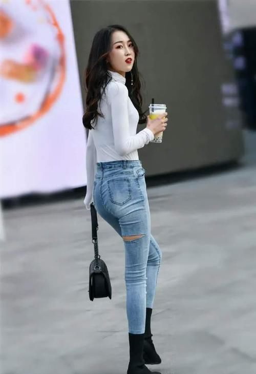 时尚白色中领T恤，搭配修身长牛仔裤，打造出洒脱靓丽的风格