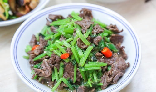 舅舅一家来做客,妈妈做了10道菜招待,大伙吃了都说好