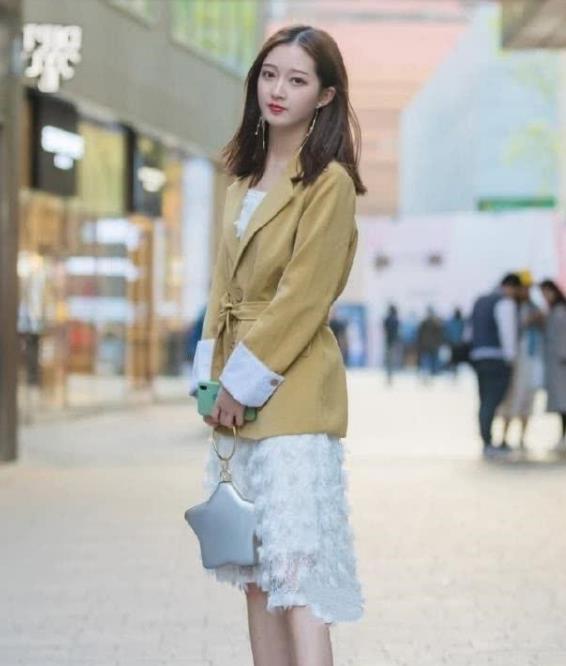 印花连衣裙 气质靓丽的美女,针织衫搭配黄色皮裙,清新减龄又显甜美