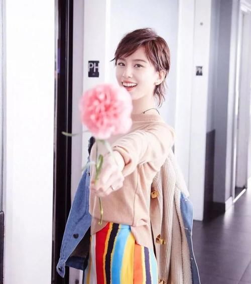 你适合“短发”还是“长发”？主要根据脸型判断，剪错容易毁气质