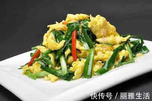 做韭菜炒鸡蛋时，万万别直接炒，多加这1步，韭菜更翠绿，不下水