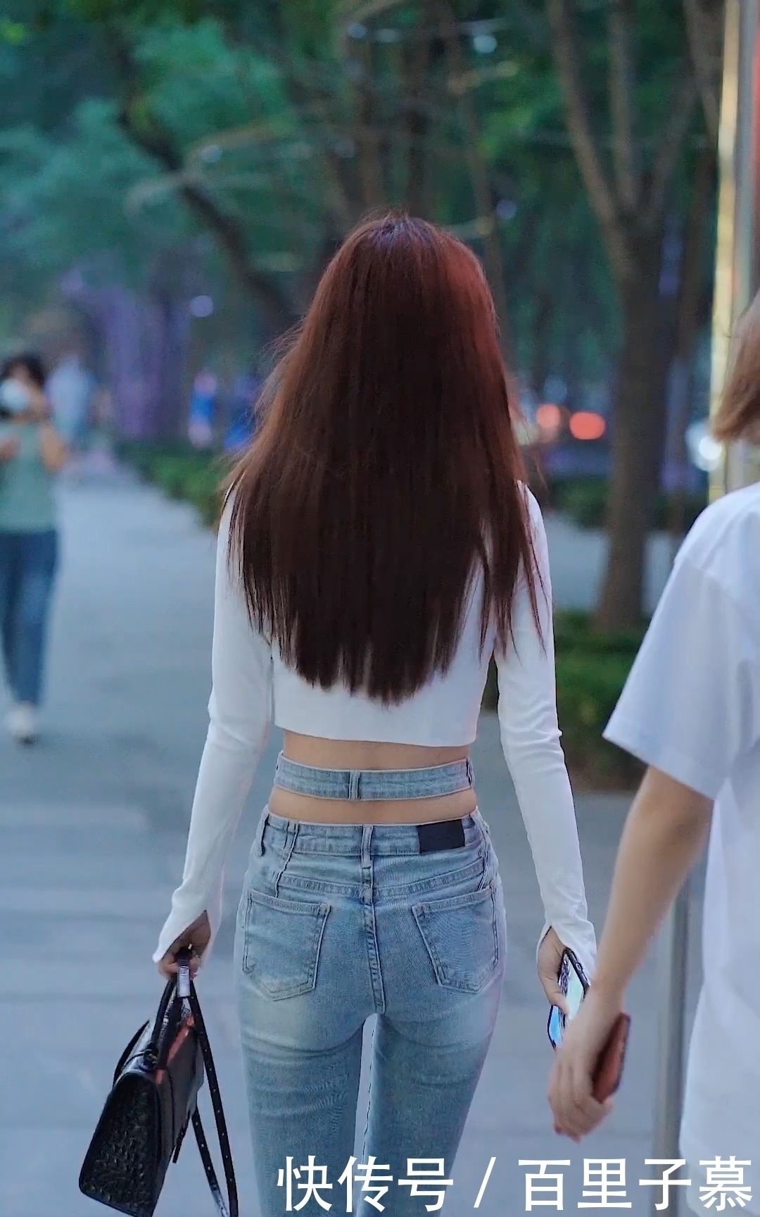 小蛮腰|街拍简约风白T恤配牛仔裤，腰线处精心小设计，秀出迷人好身材