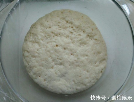 在家自制烧饼,和面有讲究,面要软油酥要香,比早餐店卖的还好吃