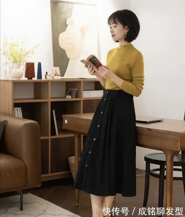 巧克力色|秋季有一种穿搭叫“针织衫+半裙”,简单好看又舒服,优雅又舒服