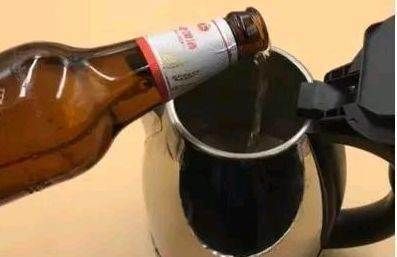 不管多厚的水垢，只要水壶内撒一把，水垢自动往下掉，一冲就干净