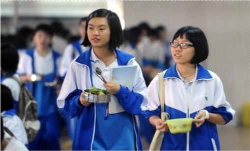 学生不愿在食堂吃饭，湖北一高中改进措施强硬，家长称难以接受