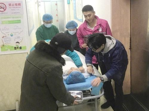 女儿|宝妈深夜生二胎,大女儿独自在产房外等候,护士询问原因后泪目