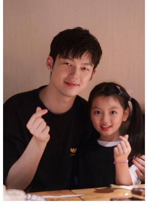 还记得《爸爸去哪儿》的阿拉蕾吗?董力晒出合照,模样变这样了