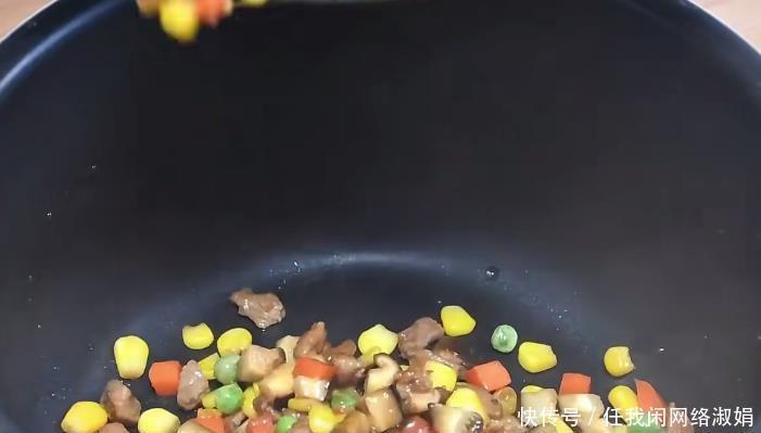 玉米|家人爱吃的番茄焖饭,简单的烹饪,丰富的食材,鲜香味美又营养