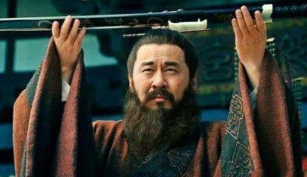 三国|三国曹操知人善用而关羽傲慢自大,为什么成了曹操最看重的人