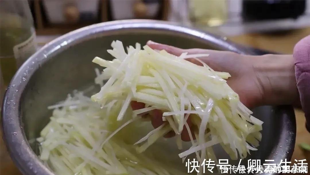 炒土豆丝十人九错,难怪粘锅不脆不好吃,快看酒店厨师怎么做的