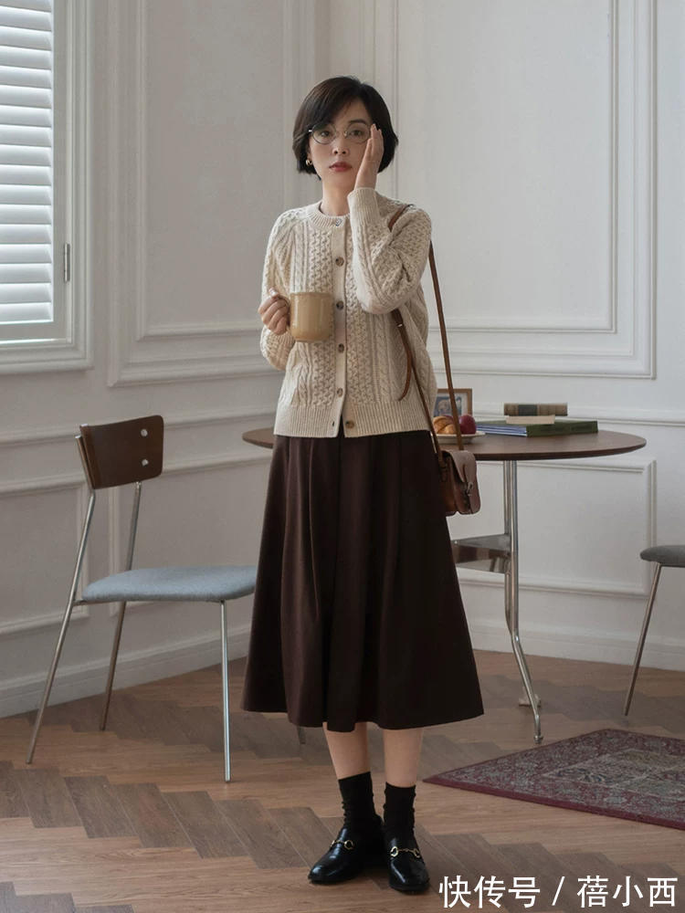 乐福鞋 有品位的女人衣橱里必备“乐福鞋”,这样穿轻松搭遍毛衣、半身裙