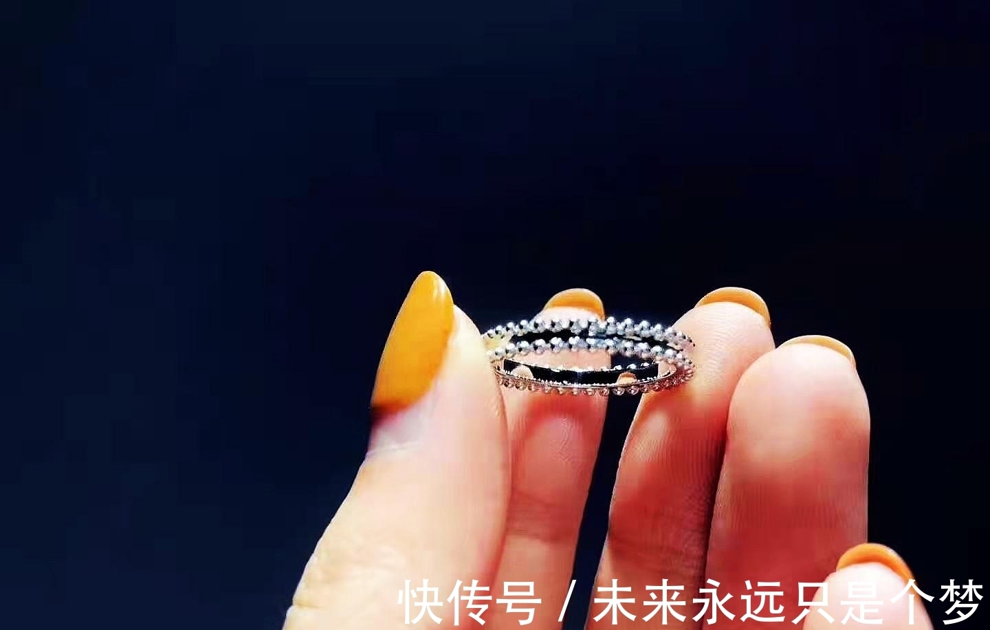 手链|戒指与手链巧妙搭配，叠戴与复古的珠宝工艺，让你体会不平凡