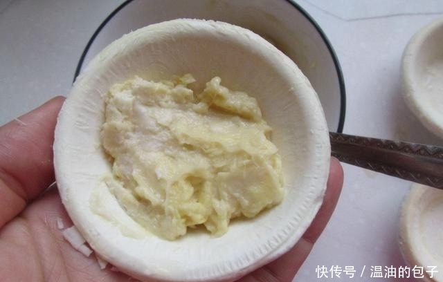 甜品店|榴莲酥甜品店10块钱一个,自己做2块钱就搞定,层层酥脆又香甜